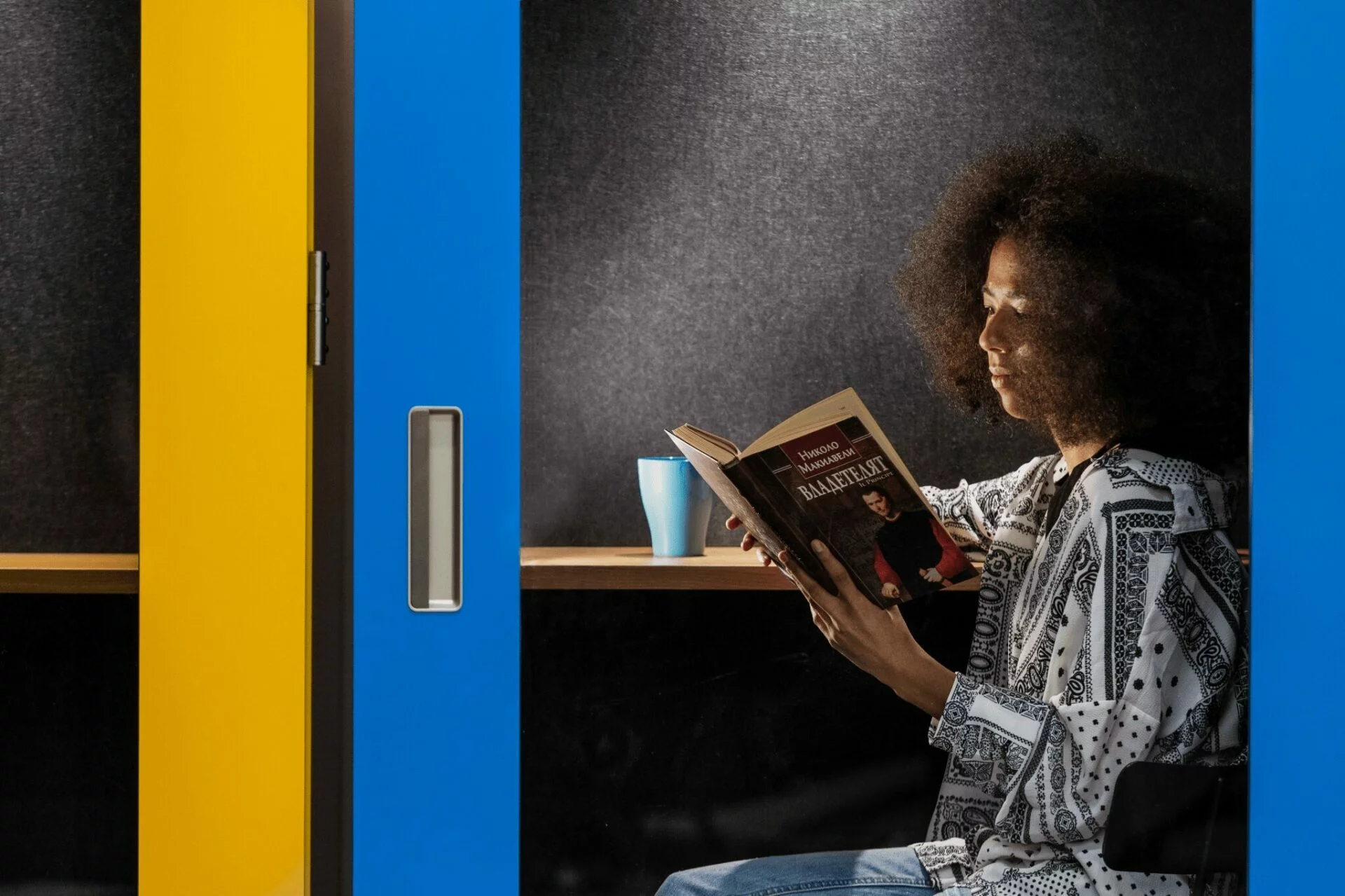 meavo-soho-phonebooth-reading